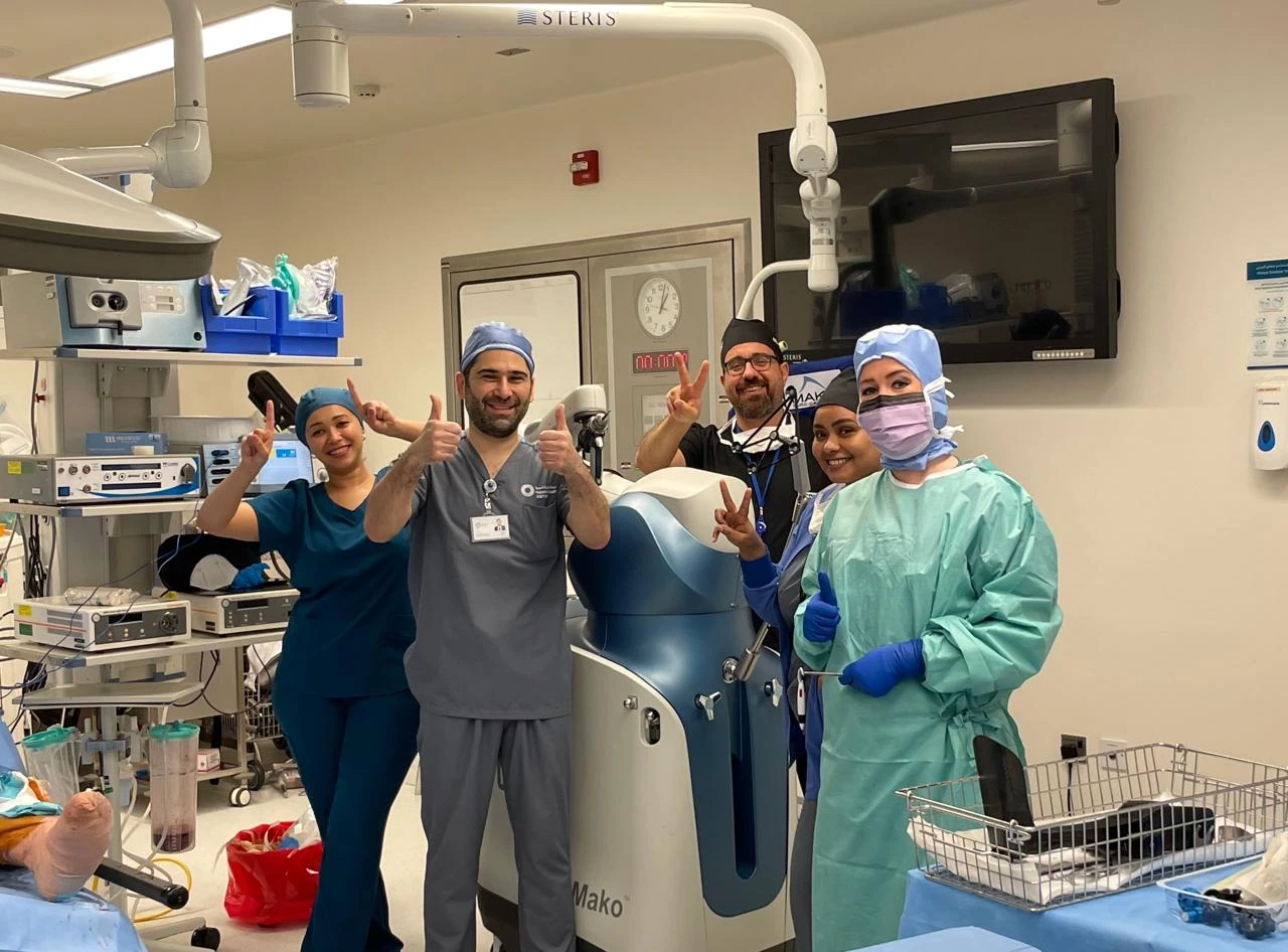 Prof. Dr. Sammy Hanna and theatre team with a Mako robotic-assisted surgery system